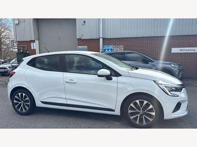 Used Renault Clio V Iconic 90 HP (66 kW) 2022 Solid  glacier white  Hatchback