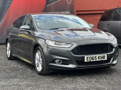 Usado Ford Mondeo Titanium 240 HP (176 kW) 2015 Cinzento Citadino