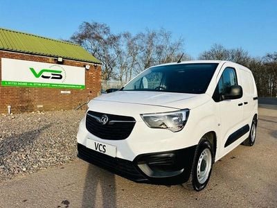 Used Vauxhall Combo Edition 100 HP (73 kW) 2019 White MPV