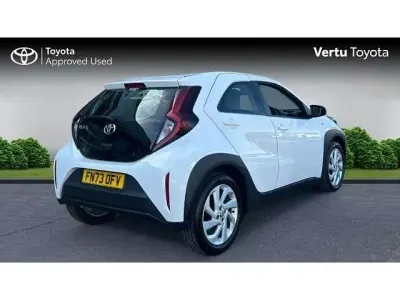 Usado Toyota Aygo X PURE 72 CV (52 kW) 2023 Blanco SUV