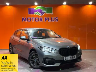 Usado BMW 118 Sport Line 136 HP (100 kW) 2023 Cinzento Citadino