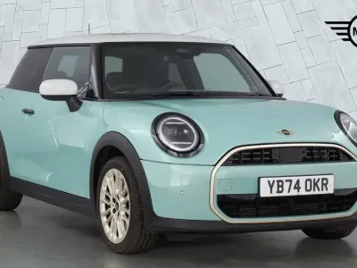 Usado Mini Cooper Hatch 154 HP (113 kW) 2024 Verde Citadino