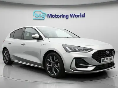 Usado Ford Focus ST-Line 125 CV (91 kW) 2023 Plateado Utilitario