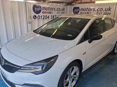 Used Vauxhall Astra SRi 110 HP (80 kW) 2021 White Hatchback