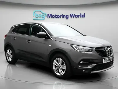 Usado Vauxhall Grandland X Business Edition 130 HP (95 kW) 2019 Cinzento SUV