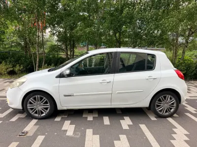 Used Renault Clio II Dynamique 2011 White Hatchback
