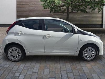Used Toyota Aygo X-play 72 HP (52 kW) 2019 White Hatchback