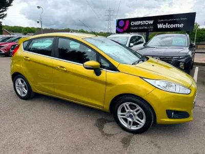 Usado Ford Fiesta Zetec 75 CV (55 kW) 2013 Amarillo Utilitario