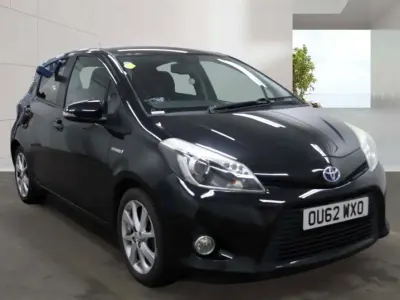Usata Toyota Yaris Hybrid 101 CV (74 kW) 2012 Nero Utilitaria