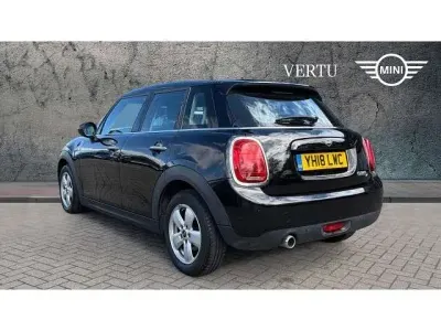 Usado Mini Cooper D Hatch 116 CV (85 kW) 2018 Negro Utilitario