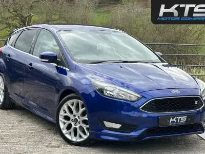 Usado Ford Focus Zetec 120 HP (88 kW) 2015 Azul Citadino