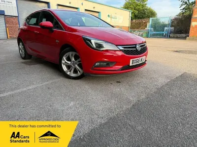 Used Vauxhall Astra SRi 105 HP (77 kW) 2016 Red Hatchback