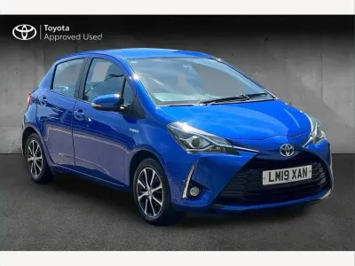 Used Toyota Yaris Hybrid 99 HP (72 kW) 2019 Blue Hatchback