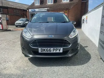 Usado Ford Fiesta Zetec 100 HP (73 kW) 2018 Cinzento Citadino