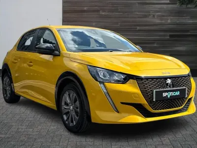 Occasion Peugeot e-208 Allure 100 kW (136 ch) 2022 Jaune Citadine