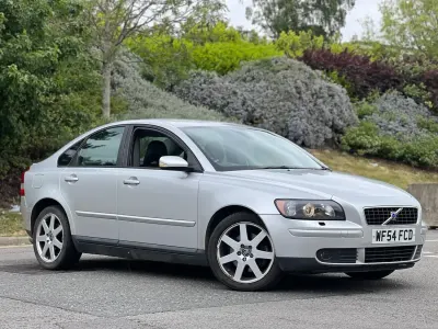 Usado Volvo S40 SE 220 CV (161 kW) 2004 Plateado Berlina