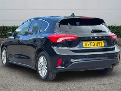 Begagnad Ford Focus Titanium 2019 Svart Halvkombi