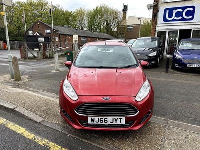 Usado Ford Fiesta Zetec 100 HP (73 kW) 2016 Vermelho Citadino