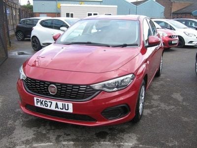 Begagnad Fiat Tipo Easy 120 HK (88 kW) 2017 Röd Halvkombi