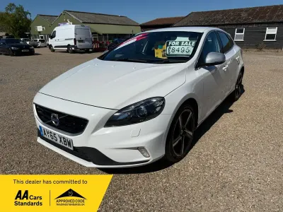Gebraucht Volvo V40 R-Design 190 PS (139 kW) 2015 Weiß Kleinwagen