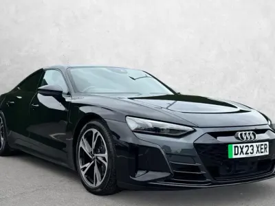 Begagnad Audi e-tron GT quattro Comfort 389 kW (530 HK) 2023 Svart Sedan