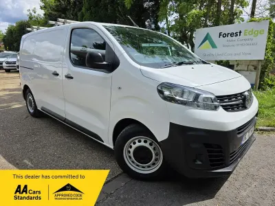 Usado Vauxhall Vivaro Edition 100 HP (73 kW) 2021 Branco Monovolume