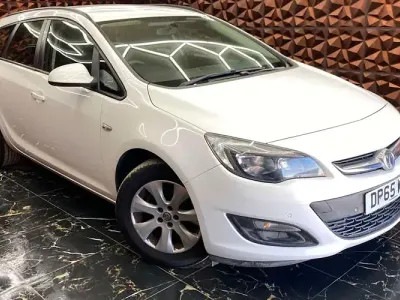 Used Vauxhall Astra Design Edition 116 HP (85 kW) 2015 White Estate