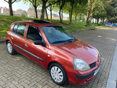 Used Renault Clio Expression 98 HP (72 kW) 2005 Red Hatchback
