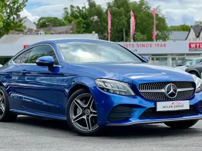 Usado Mercedes C200 AMG line 184 HP (135 kW) 2022 Azul Coupé