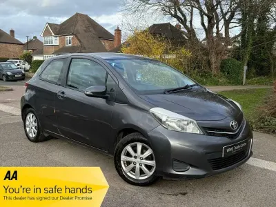 Begagnad Toyota Yaris 101 HK (74 kW) 2013 Grå Halvkombi