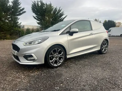 Usado Ford Fiesta Sport 123 HP (90 kW) 2022 Prateado Van