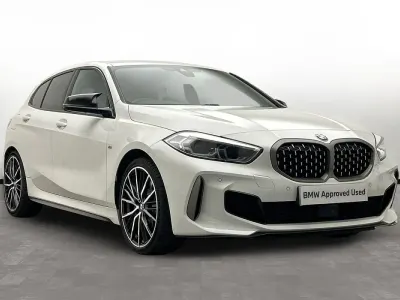 Begagnad BMW M135 Comfort Edition 302 HK (222 kW) 2021 Vit Halvkombi