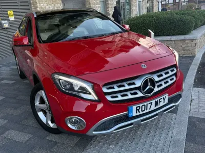 Usado Mercedes GLA220 Premium Plus 177 HP (130 kW) 2017 Vermelho SUV