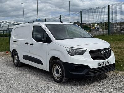 Second-hand Vauxhall Combo Edition 100 CP (73 kW) 2019 Alb Monovolum