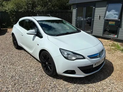 Used Vauxhall Astra GTC SRi 165 HP (121 kW) 2014 White Hatchback