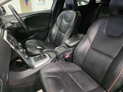 Used Volvo V40 2018 White Hatchback