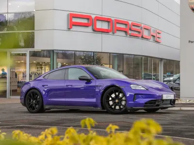 Używany Porsche Taycan Performance Package 514 kW (700 KM) 2025 Purpurowy Sedan/Limuzyna