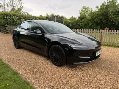 Używany Tesla Model 3 RWD 208 kW (283 KM) 2024 Czarny Sedan/Limuzyna