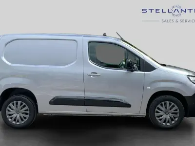 Begagnad Peugeot Partner S 129 HK (94 kW) 2024 Grå Minibuss