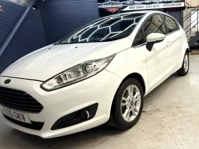 Usado Ford Fiesta Zetec 100 HP (73 kW) 2016 Branco Citadino