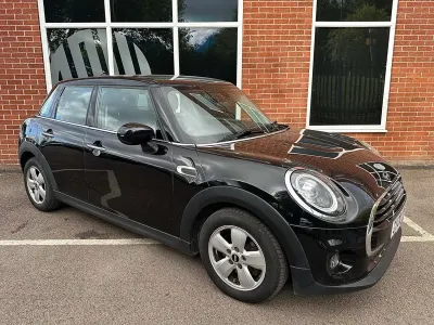 Używany Mini Cooper Classic 2020 Czarny Hatchback