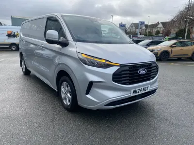 Usado Ford Transit Custom Limited 136 CV (100 kW) 2024 Plateado Van