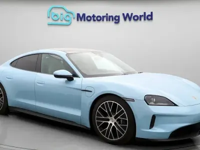 Usado Porsche Taycan Performance Package 300 kW (408 HP) 2024 Azul Sedan