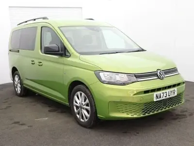 Begagnad VW Caddy Life 2023 Grön Minibuss