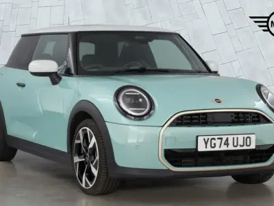 Usado Mini Cooper Hatch 154 HP (113 kW) 2024 Verde Citadino
