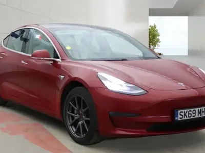 Używany Tesla Model 3 Standard Range 239 kW (325 KM) 2019 Czerwony Sedan/Limuzyna