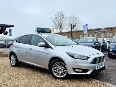 Second-hand Ford Focus Zetec 120 CP (88 kW) 2017 Argintiu Hatchback