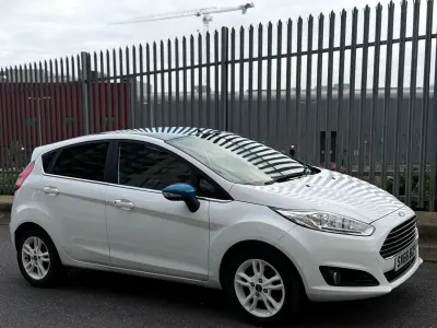 Usado Ford Fiesta Zetec 2017 Branco Citadino