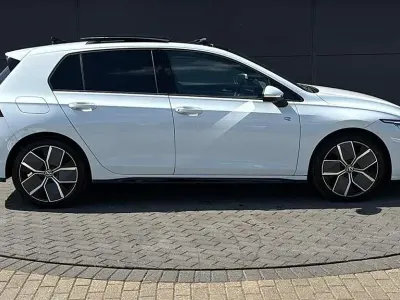 Second-hand VW Golf VIII R-line 150 CP (110 kW) 2025 Alb Hatchback