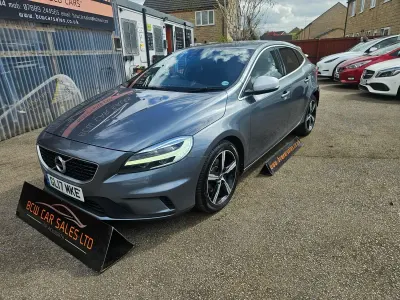 Usado Volvo V40 R-Design 152 HP (111 kW) 2017 Cinzento Citadino